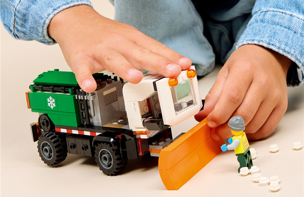 Stavebnica LEGO® City 60490 Sněžný pluh Pohyblivý predný pluh je možné zdvíhať, spúšťať a nakláňať, zatiaľ čo široké pneumatiky dodávajú modelu robustný vzhľad.