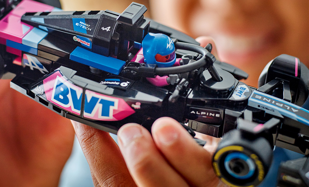 Stavebnica LEGO® Speed Champions 77248 Závodní auto BWT Alpine F1® Team A524 Minifigúrka LEGO pilota v outfite Alpine je pripravená zasadnúť do kokpitu a vyraziť na závodnú trať.