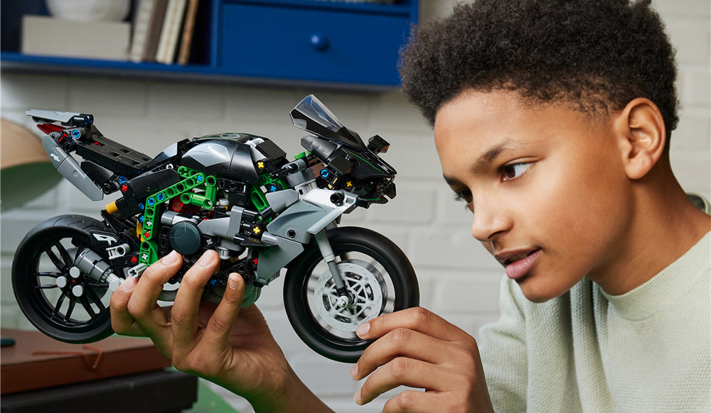 Stavebnica LEGO® Technic 42170 Motorka Kawasaki Ninja H2R Pohyblivý motor so štyrmi piestami, kompresor a prevodovka deťom priblíži fungovanie skutočných mechanizmov.