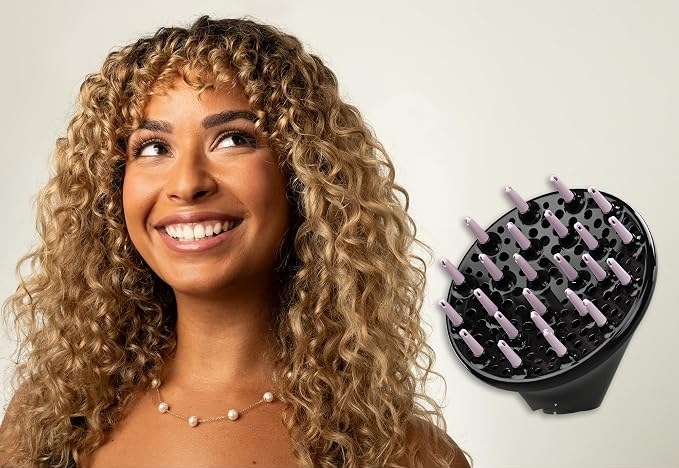 Styler Revlon One-Step RVDR5376E Pink Titanium 5v1 ružová Usmievavá žena s dlhými kučeravými vlasmi, vedľa nej je samostatne zobrazený čierny difuzérový nástavec