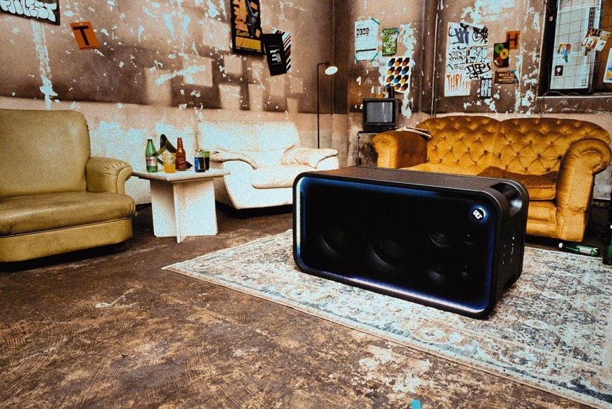 Párty reproduktor Sony ULT TOWER MAX čierny Party reproduktor Sony ULT TOWER MAX umiestnený vodorovne na podlahe v obývacom priestore