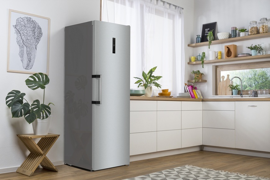 Chladnička Gorenje Advanced R619EAXL6 nerez Chladnička Gorenje R619EAXL6 je umiestnená vedľa kuchynskej linky. Domácnosť pôsobí moderným a prežiareným dojmom.