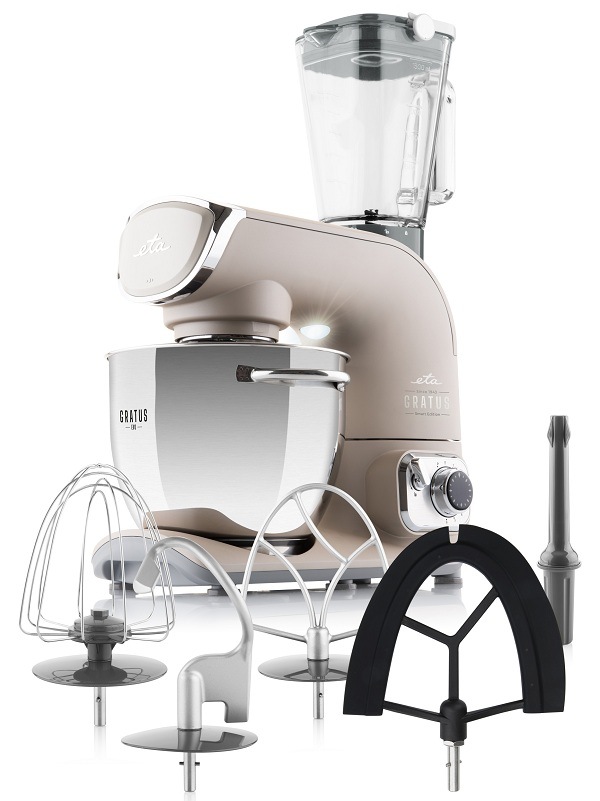 Kuchynský robot ETA Gratus Evo Smart II v trendy taupe farbe s nasadeným mixérom a príslušenstvom: šľahacia metla, flexi metla, hnetacia metla a miešacia metla
