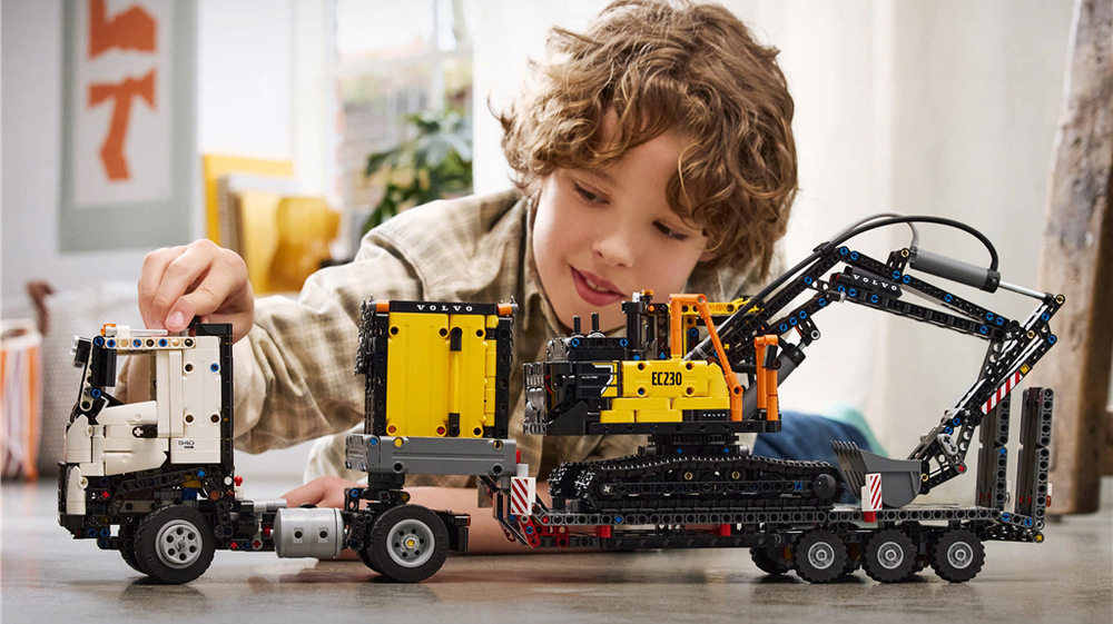 Stavebnica LEGO® Technic 42175 Nákladní auto Volvo FMX a elektrický bagr Volvo EC230 2 274 dielikov vytvorí cez 68 cm dlhý model a aplikácia LEGO Builder uľahčí stavanie aj prezeranie v 3D.