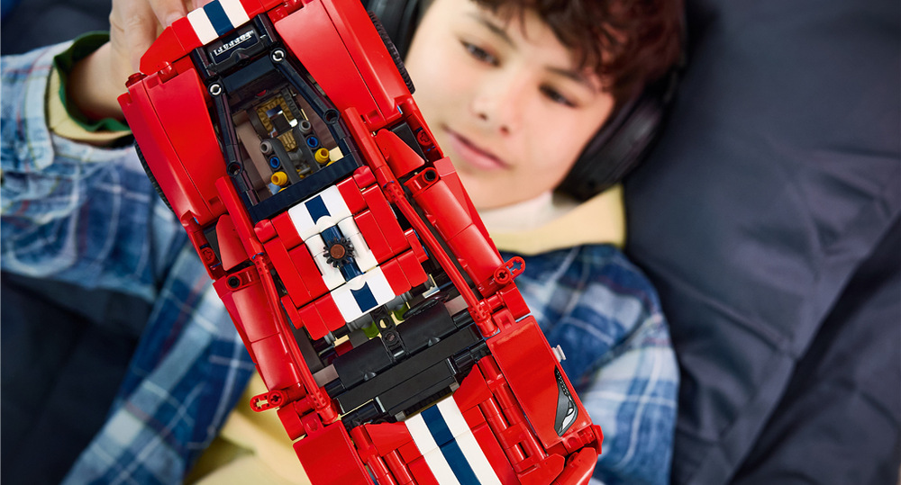 Stavebnica LEGO® Technic 42235 Auto Ferrari 488 PISTA Otváracie dvere, kapota a ovládateľné riadenie premení hotový model na auto pripravené na pretekanie.