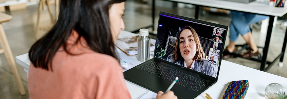 USB-C, USB 3.2, HDMI 2.1, Wi-Fi 7 a Bluetooth 5.4 umožnia jednoduché prepojenie s ďalšími zariadeniami.