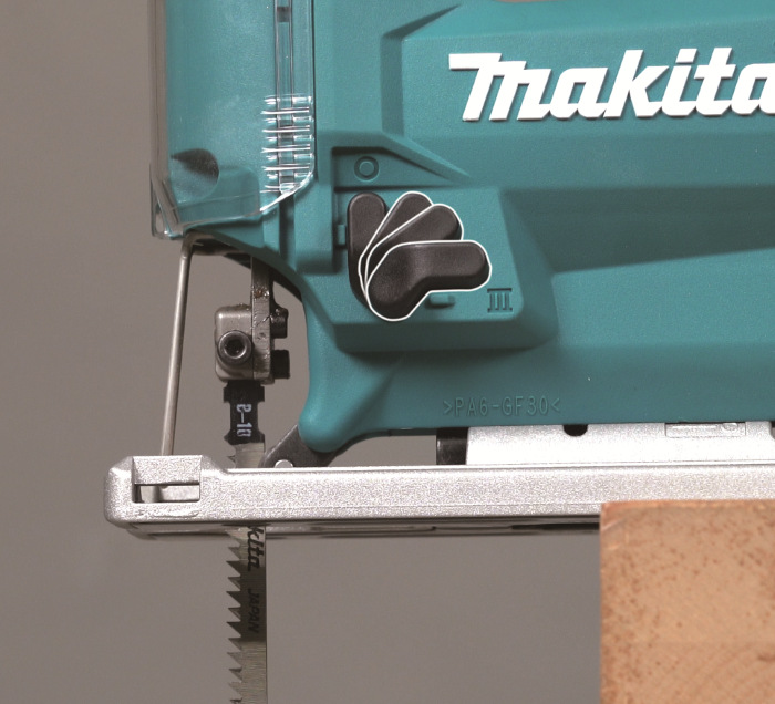 Priamočiara píla Makita DJV186Z (bez baterie) Detailný záber na pripojenie pílového plátku Makita DJV186Z