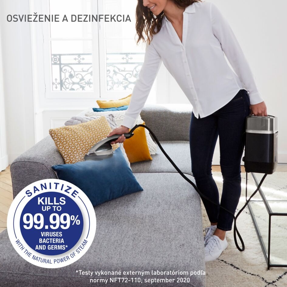 Žena dezinfikuje pohovku v obývačke pomocou naparovača Tefal QT2028F0 Ixeo Power