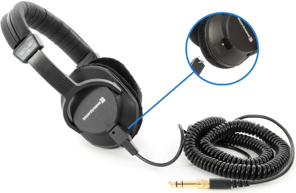 Slúchadlá Beyerdynamic DT 250 s detailom pripojenia kábla k náušníkom