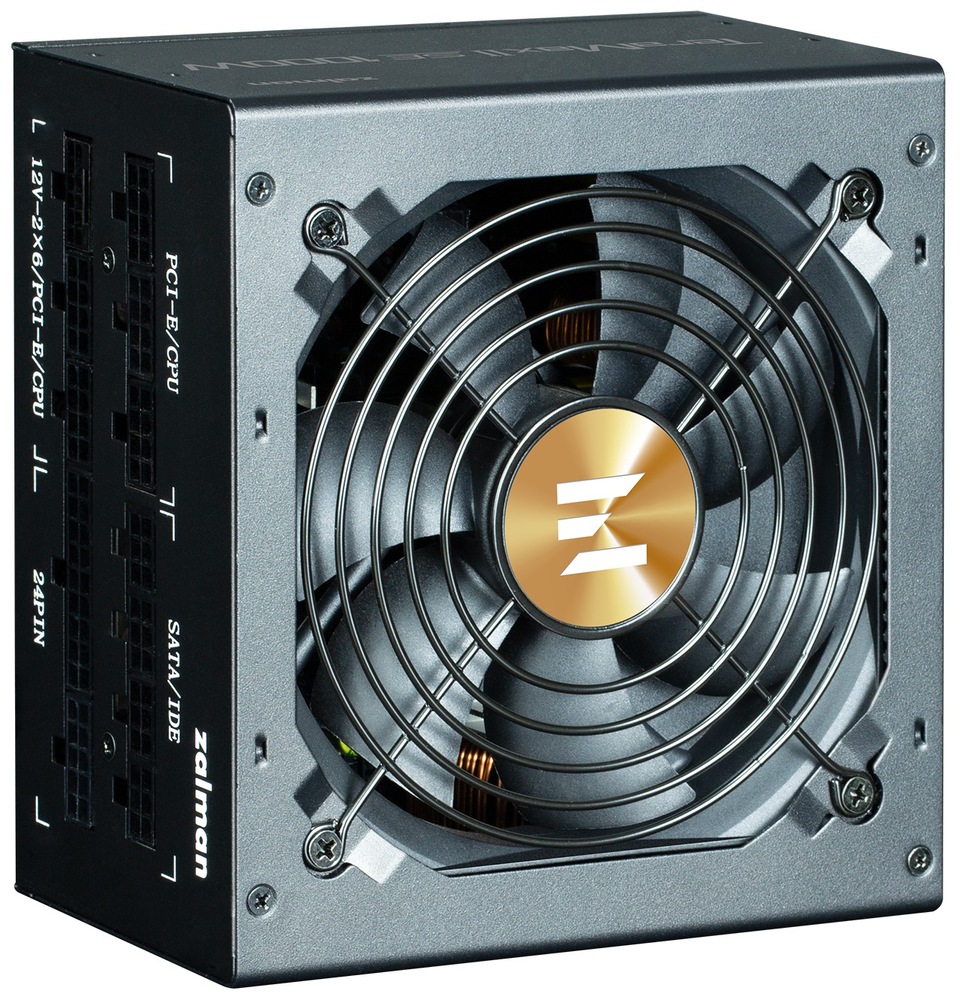 Zdroj Zalman TeraMax II SE 750W (ZM750-TMX2SE) čierny Na obrázku je napájací zdroj Zalman fotený šikmo spredu. Na pravej strane je veľký čierny ventilátor krytý okrúhlou kovovou mriežkou, uprostred so zlatým logom značky. Na ľavej bočnej strane je vidieť modulárny panel s konektormi pre káble, popísaný pre 24pin, PCI-E/CPU, SATA/IDE a 12V-2x6. Zdroj pôsobí robustne, technicky a je určený pre výkonnú počítačovú zostavu.