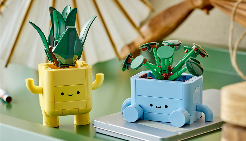 Stavebnica LEGO® Botanicals 10349 Veselé rostlinky Veselé rastlinky LEGO tvoria dvojicu dračinca a píly vo farebných kvetináčoch s veselými tvárami.