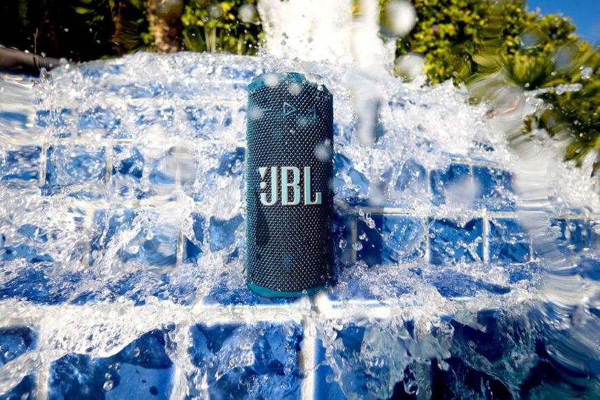 Prenosný reproduktor JBL Grip červený Prenosný reproduktor JBL GRIP v striekajúcej vode