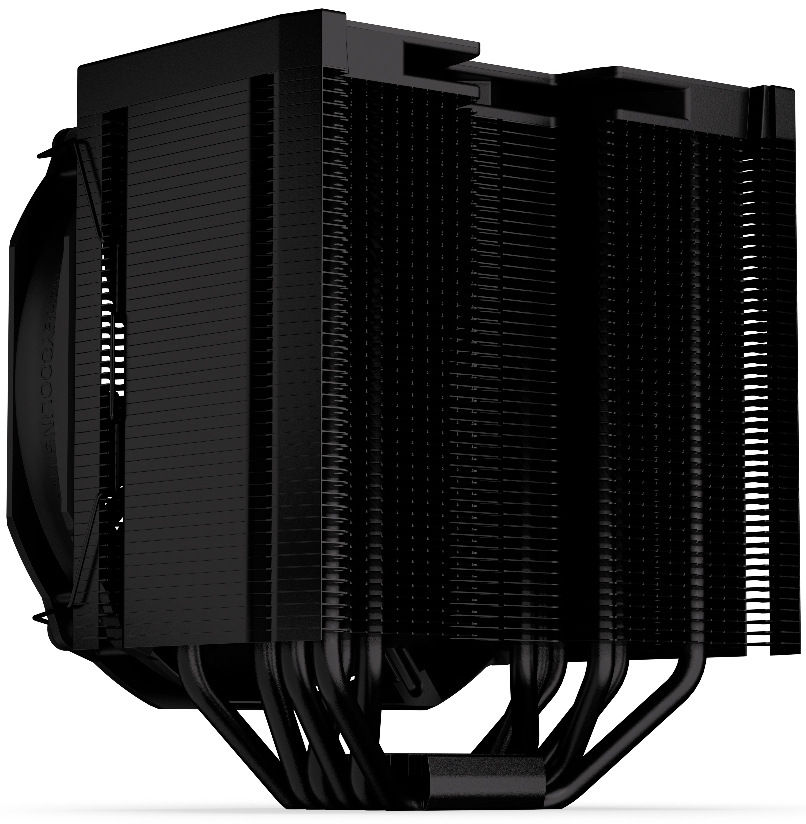 Na obrázku je chladič CPU ENDORFY Fortis 5 Black z bočného pohľadu. Vidíte hlavne dva vedľa seba stojace bloky hustých čiernych kovových rebier (dvojitá „veža“). Na ľavej strane je čiastočne vidieť ventilátor prichytený drôtenými sponami. Dole vyčnieva šesť zahnutých čiernych trubičiek (heatpipe), ktoré odvádzajú teplo od procesora do oboch blokov rebier.