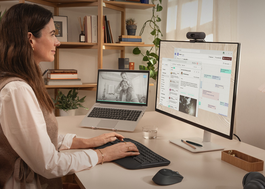 Klávesnica s myšou Logitech Signature Comfort Plus MK880, US layout biela Pracovné prostredie s klávesnicou a myšou Logitech Signature MK880 Comfort Plus v tmavom prevedení