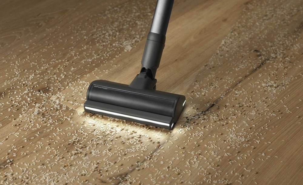 Hubica AllFloor Power odstraňuje nečistoty z tvrdej podlahy.