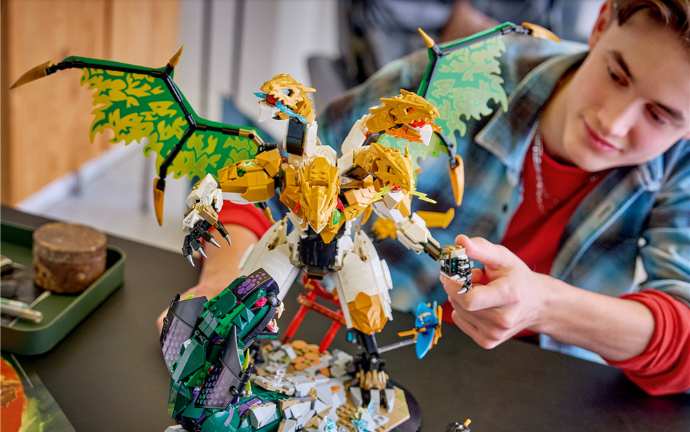 Stavebnica LEGO® NINJAGO® 71872 Ultra dračí súboj Stavanie 2 178 dielikov a 3D návody v aplikácii LEGO Builder poteší fanúšikov prepracovaných fantasy modelov.