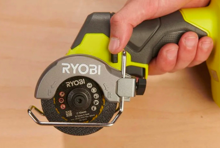 Detail rezného kotúča uhlovej brúsky Ryobi ONE+ RCT18BL-0 s ochranným krytom