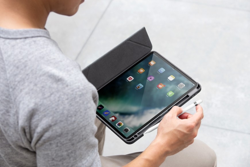 Puzdro na tablet Uniq Moven inštalované na Apple iPad 10.9" (2022)/iPad 11" (2025)