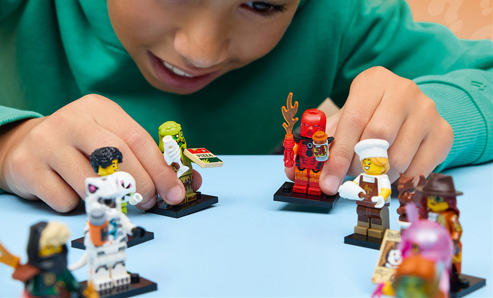 Stavebnica LEGO® Minifigurky 71052 29. série Každá minifigúrka LEGO má tematický doplnok, ktorý deti môžu využiť pri vymýšľaní vlastných príbehov.