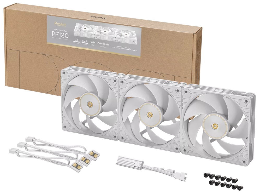 Ventilátor Asus ProArt PF120 White 3in1, 120 mm, 3 ks biely Na obrázku je sada Ventilátor Asus ProArt PF120 White 3in1 vrátane balenia a príslušenstva. Vzadu je hnedá kartónová krabica s nápisom ProArt PF120 (3 Pack). Pred ňou sú tri biele ventilátory spojené vedľa seba do jedného radu; každý má široké biele lopatky a zlatistý krúžok uprostred. Dole sú priložené prepojovacie káble s kontaktnými konektormi na reťazenie ventilátorov a tiež sada čiernych montážnych skrutiek.