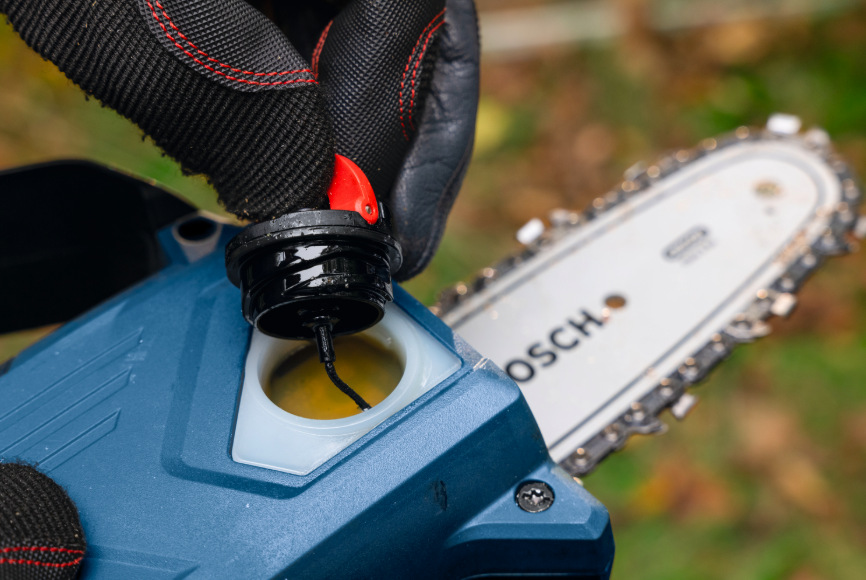 Píla reťazová Bosch Professional GKE 18V-15 (bez baterie) Detail doplňovania oleja do reťaze píly Bosch Professional GKE 18V-15