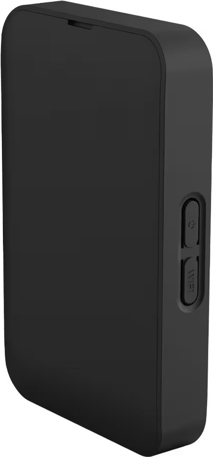 Prenosný hotspot Strong 4G+MIFI900 bez displeje čierny Na obrázku je prenosný hotspot Strong 4G+ MIFI900 v čiernom prevedení zachytený šikmo zozadu. Zadná strana je úplne hladká a bez displeja, s jemne zaoblenými rohmi. Na pravom boku sú dve zapustené fyzické tlačidlá nad sebou, horné menšie a spodné dlhšie s nápisom WiFi. Hore pri zadnom kryte je malý zárez na otvorenie alebo sňatie krytu.