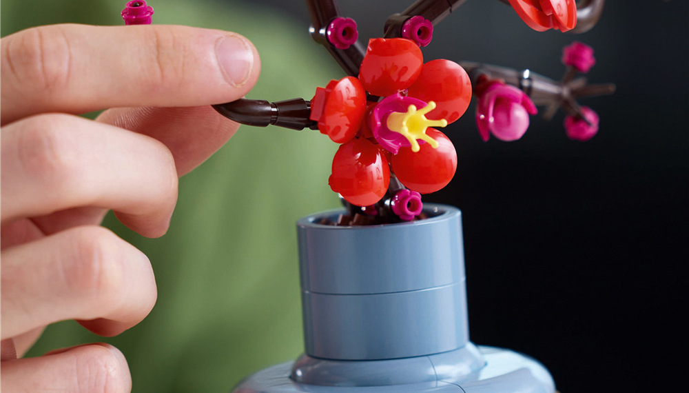 Stavebnica LEGO® Botanicals 10369 Meruňka japonská Stavanie marhule japonskej ponúka dospelým príjemný odpočinok a aplikácia LEGO Builder uľahčí postup pri zostavovaní.