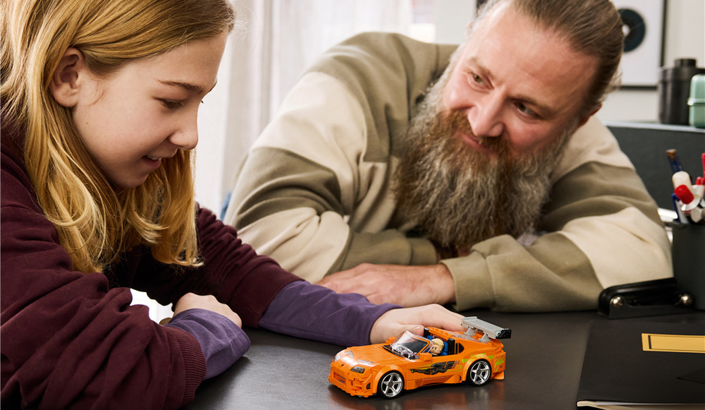 Stavebnica LEGO® Speed Champions 77260 Rychle a zběsile Toyota Supra MK4 Minifigúrka Briana O’Connera môže zasadnúť za volant a vydať sa s vozidlom na vlastné závodné dobrodružstvo.