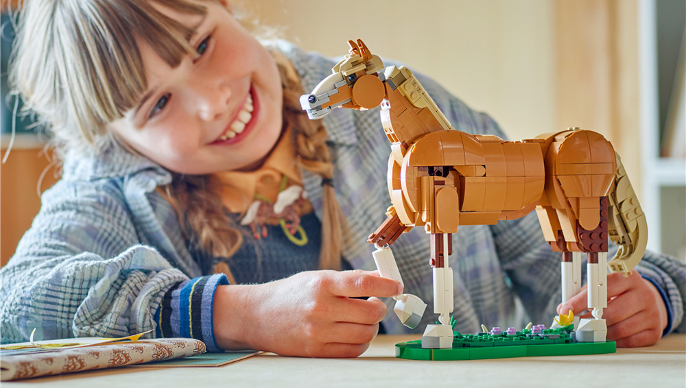 Rovnaké kocky LEGO umožnia kone prestavať na medveďa alebo srnce a zakaždým vytvoriť iný model.