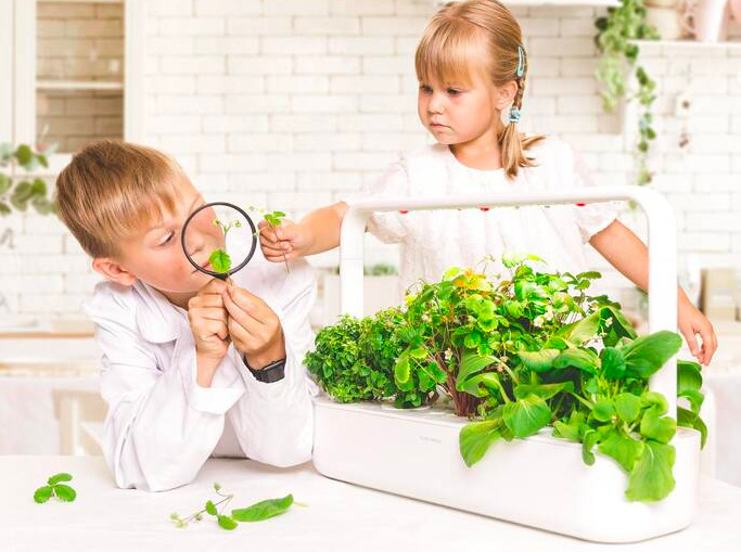 Chytrý kvetináč Click and Grow Smart Garden 9 Pro - biely