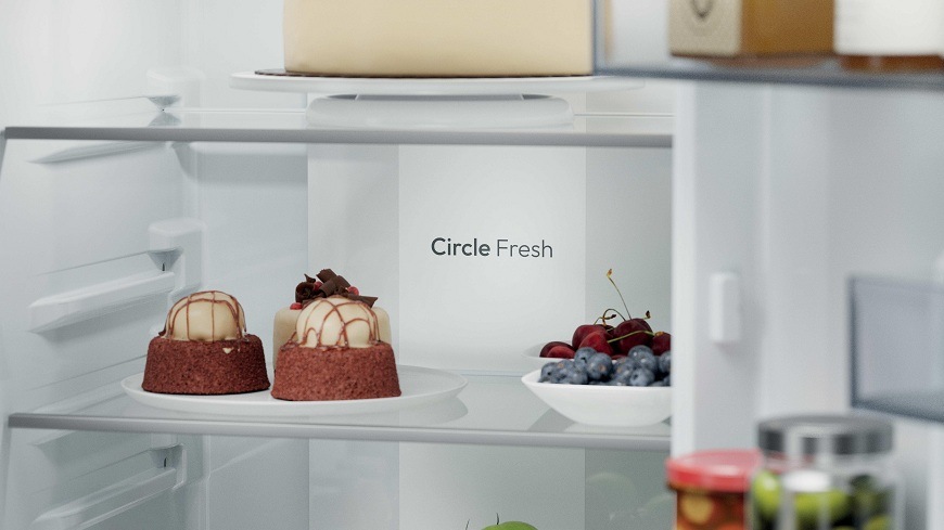 pohľad do vstavanej chladničky hoover HONBQT3519EW, vo vnútri sú potraviny a nápis circle fresh