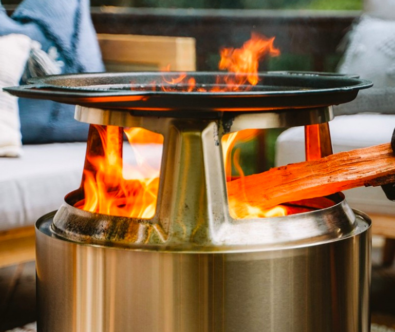 Grilovací rošt Solo Stove Bonfire Detail ohniska Solo Stove Bonfire s liatinovým grilovacím roštom nad otvoreným plameňom