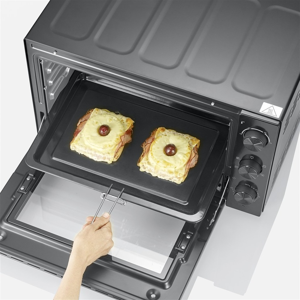 Žena vyťahuje toasty z mini rúry Severin TO 2076″ width=