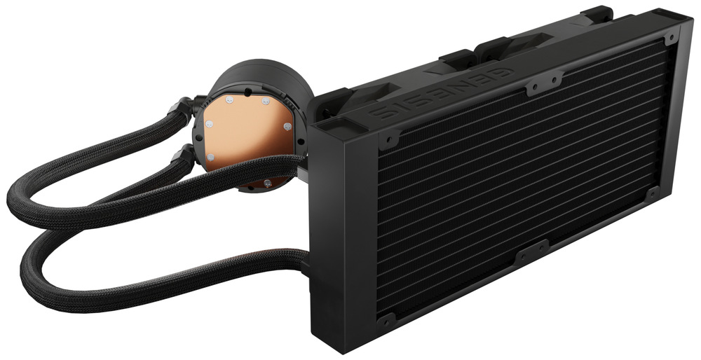 Vodný chladič Genesis HYDRIA 240 ARGB čierny Na obrázku je čierny vodný chladič Genesis Hydria 240 bez ventilátorov. Je vidieť dlhý radiátor s hustými lamelami, okrúhla pumpa s medenou dosadacou plochou a dve čierne opletené hadice, ktoré obe časti prepájajú. Celok pôsobí robustne, technicky a pripravene na montáž do počítača.
