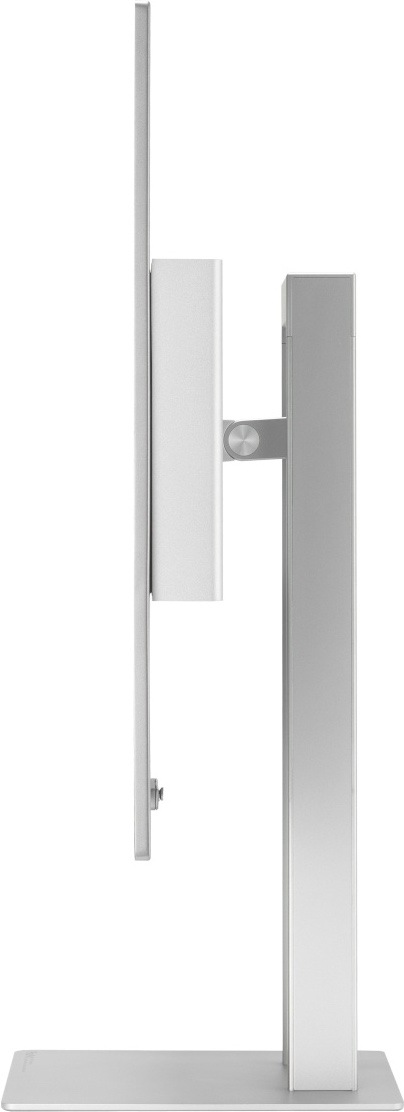Na obrázku je monitor Asus ProArt OLED PA27UCDMR z bočného pohľadu. Je vidieť veľmi tenký profil samotného displeja vo svetlo striebornom prevedení. Monitor je uchytený na striebornom stojane s plochou hranatou základňou a zvislým stĺpikom. Medzi monitorom a stojanom je krátke kovové rameno s guľovým kĺbom, ktoré umožňuje nastavenie polohy obrazovky. Snímka zdôrazňuje štíhle telo monitora a čistý profesionálny dizajn.