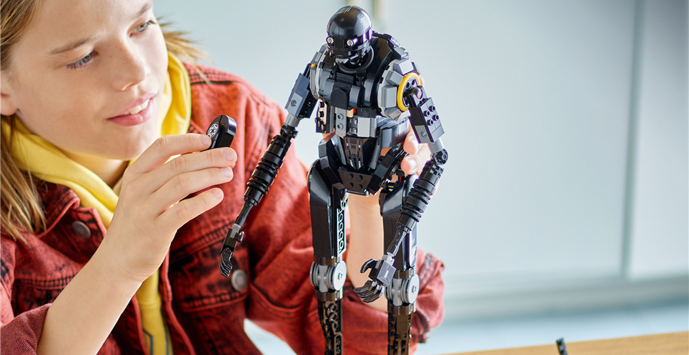 Stavebnica LEGO® Star Wars™ 75434 Bezpečnostní droid K-2SO™ Výstavný podstavec s informačným štítkom a minifigúrkou K-2SO dopĺňa model o zaujímavé zberateľské detaily.