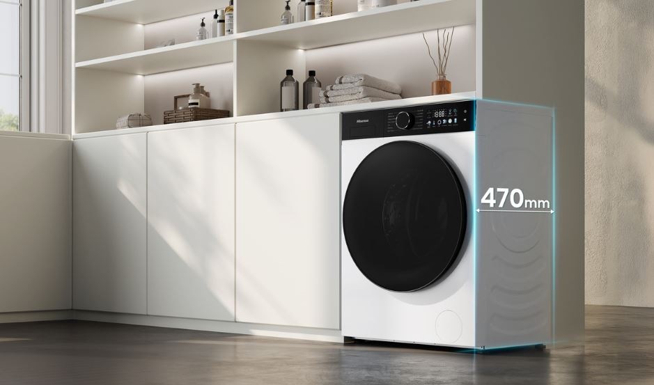 znázornenie práčky Hisense WF3I8043BWF s hĺbkou 47 cm, ktorá skvele padne aj do menších priestorov. Práčka je umiestnená v bielej skriniovej stene. Nad na sú police s fľaštičkami.
