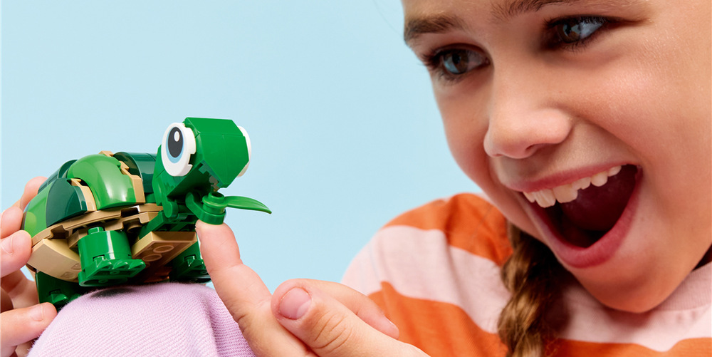 Stavebnica LEGO® Creator 3 v 1 31377 Korytnačka s leknom Hotová korytnačka s leknom poslúži ako dekorácia a stavebnica zároveň ponúkne zábavu pri stavaní aj prestavovaní.