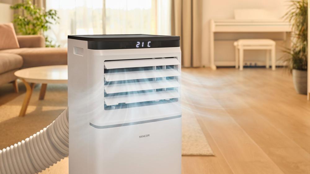 Mobilná klimatizácia Sencor SAC MT1042C Wi-Fi, 10 000 BTU/h biela Mobilná klimatizácia Sencor v obývacej izbe v prevádzke