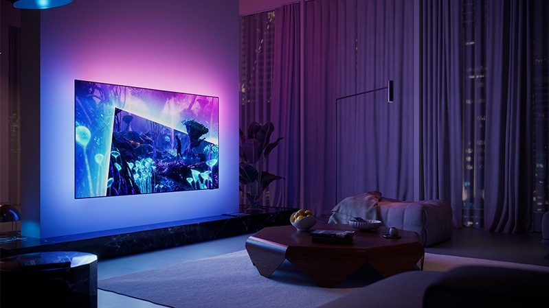 Televízor Philips 65OLED951 Televízia Philips OLED951 zavesená na stene v obývacej izbe s aktívnym podsvietením Ambilight