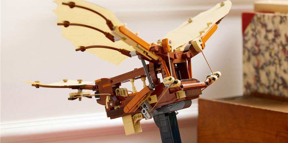 Stavebnica LEGO® Icons 10363 Lietajúci stroj Leonarda da Vinciho Sústava povrázkov, pántov a kladiek rozhýba krídla a názorne ukazuje princíp fungovania mechanizmu.