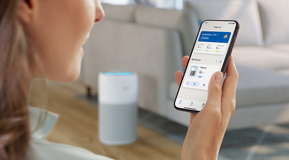 Žena drží v ruke smartfón s mobilnou aplikáciou Air+