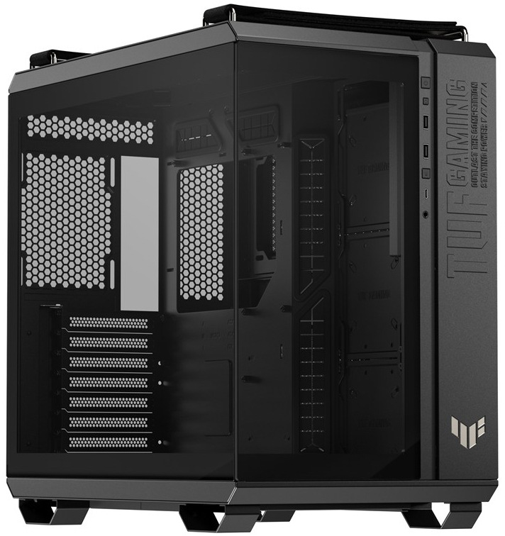 Case Asus TUF GAMING GT502 HORIZON čierna Skriňa je vyfotená spredu šikmo cez ľavý predný roh, takže vynikne panoramatické prevedenie s tvrdeným sklom na čele aj boku. Na pravej hrane je široký rám s reliéfnym nápisom TUF GAMING a zvisle radenými tlačidlami/portmi, hore sú vidieť robustné madlá a celé šasi stoja na výrazných, hranatých nôžkach.