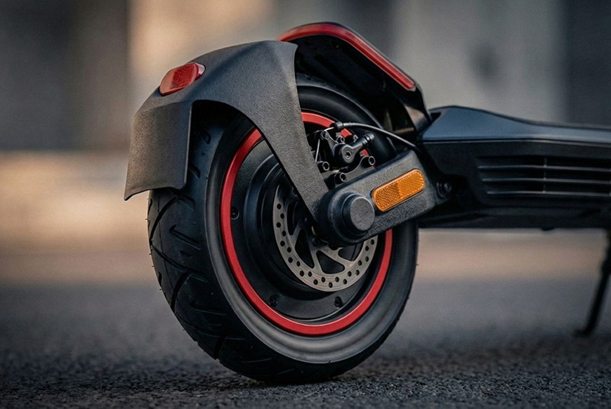 Elektrická kolobežka Sencor SCOOTER S80 čierna Detail zadného kolesa elektrickej kolobežky Sencor SCOOTER S80 s kotúčovou brzdou. Robustná konštrukcia a účinný brzdový systém prispievajú k bezpečnej a stabilnej jazde.