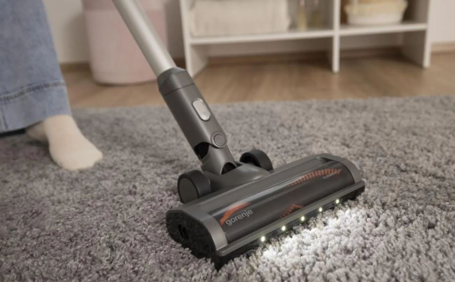 Tyčový vysávač Gorenje SVC252420FFA FreeForce InverterPower sivý detail na motorizovanú hubicu vysávača Gorenje SVC252420FFA s LED osvetlením.