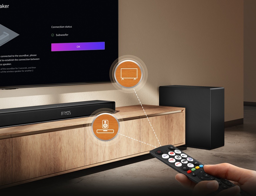 Soundbar Hisense AX3120Q čierny Soundbar Hisense AX3120Q a bezdrôtový subwoofer v modernej obývacej izbe, ovládanej diaľkovým ovládačom cez televíziu Hisense.