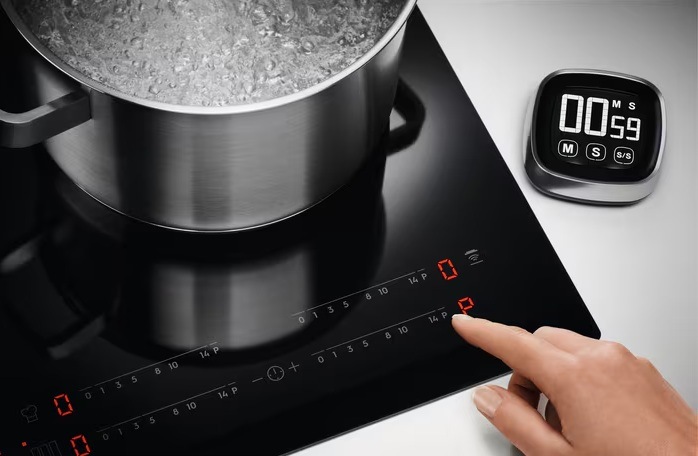 Indukčná varná doska Electrolux Série 300 LIB60420CL, matná čierna Ovládací panel varnej dosky so symbolom P. Hrniec s vriacou vodou na doske. Vpravo minútka.