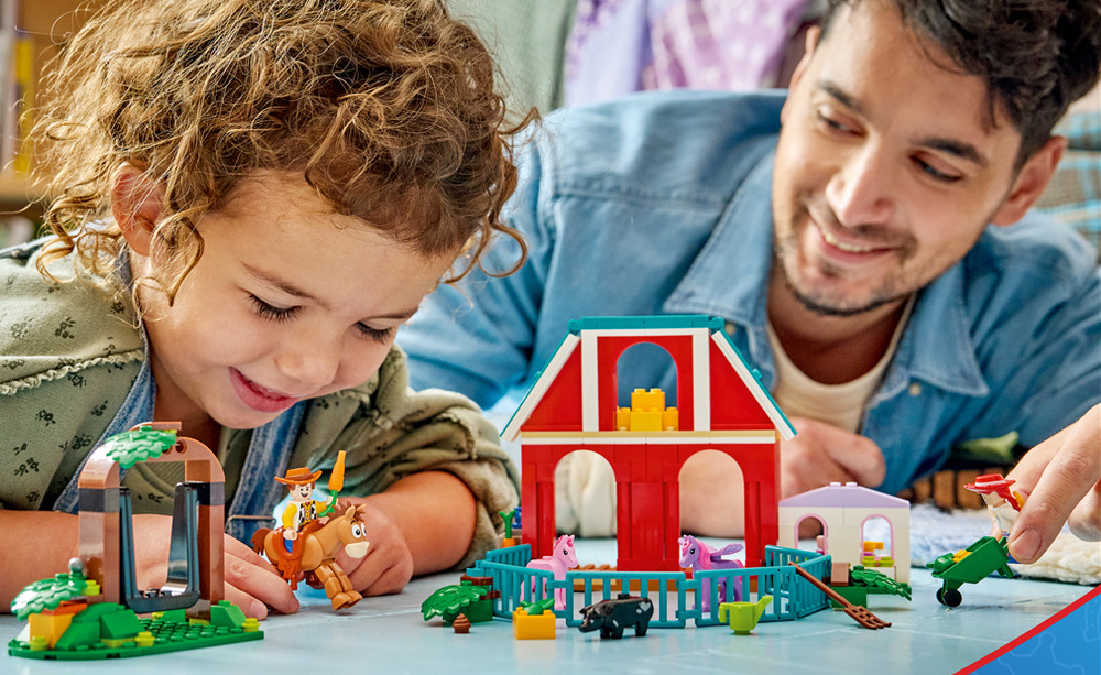 Stavebnica LEGO® │ Disney a Pixar 43304 DISNEY 43304 Stodola s domčekom, ohradou pre kone a otváracími bránami ponúka deťom veľa priestoru na hranie.