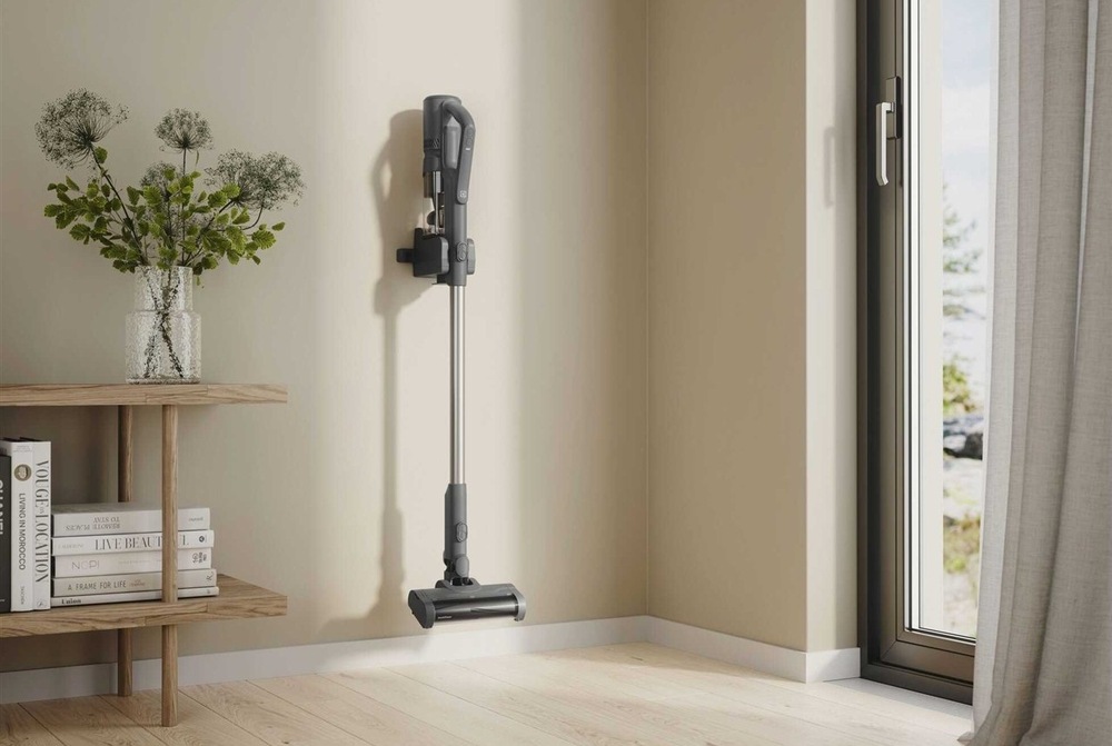 tyčový vysávač Electrolux EP51AH18DG séria 500 na nástennom držiaku vedľa francúzskeho okna