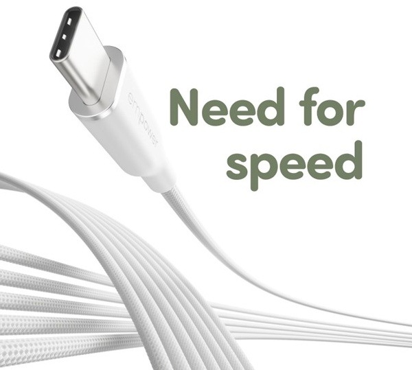 USB-C kábel s nápisom Need for speed.